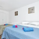 Infinite Mit Schwimmbad Und Meerblick By Interhome Makarska